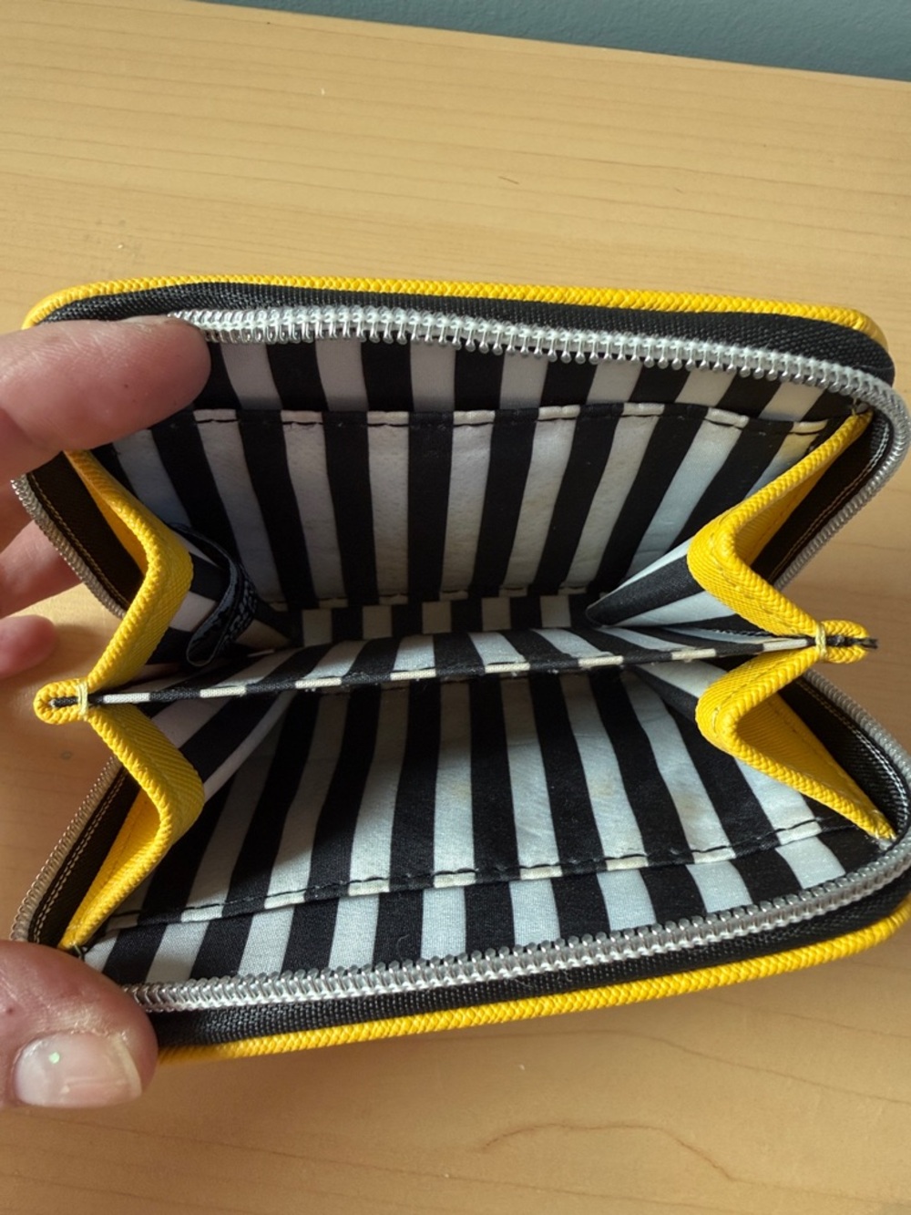 Marc Tetro wallet yellow dog - Picture 3 of 3